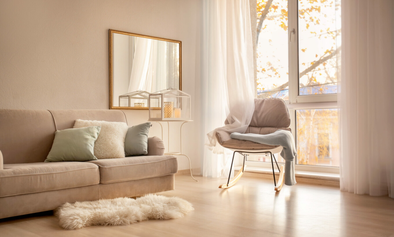 Aranżacja ściany za kanapą – jak wykorzystać lustro w dekoracji?