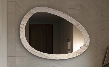 Lustra w kamiennej ramie